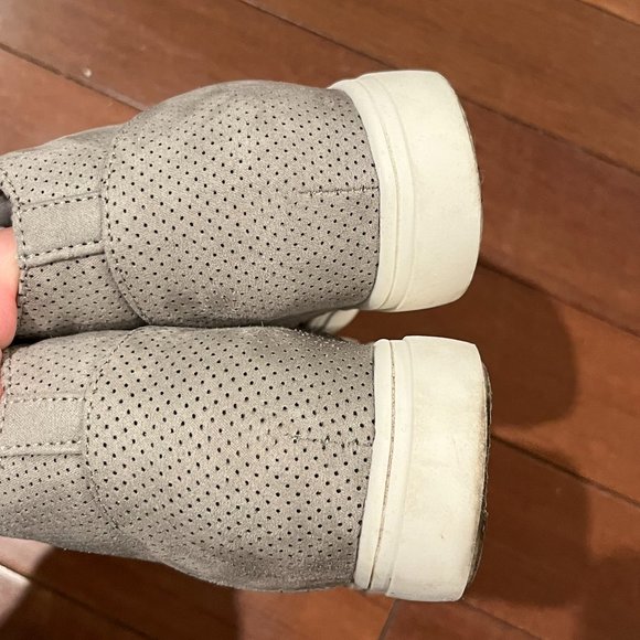 CUSHIONAIRE Women's Hart Hidden Wedge Sneaker - Picture 6 of 8